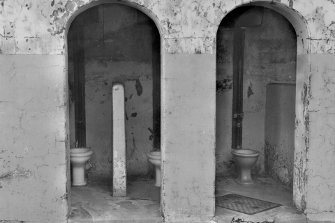CA 2798 – Open toilets in the female section of the prison, 1977