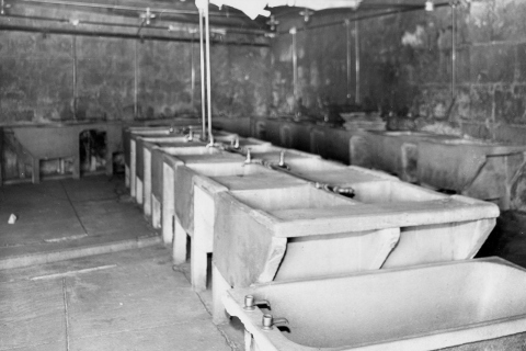 CA 2819 – Wash-tubs and bath in the women’s section, 1977